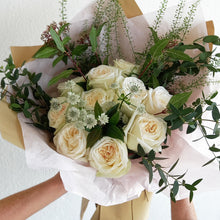Load image into Gallery viewer, Based in Discovery Bay, Hong Kong, Espresso Blooms is a local florist crafting bespoke flower arrangements and rose bouquets perfect for any occasion.