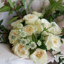 Load image into Gallery viewer, Based in Discovery Bay, Hong Kong, Espresso Blooms is a local florist crafting bespoke flower arrangements and rose bouquets perfect for any occasion.
