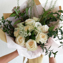 Load image into Gallery viewer, Based in Discovery Bay, Hong Kong, Espresso Blooms is a local florist crafting bespoke flower arrangements and rose bouquets perfect for any occasion.
