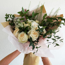 Load image into Gallery viewer, Based in Discovery Bay, Hong Kong, Espresso Blooms is a local florist crafting bespoke flower arrangements and rose bouquets perfect for any occasion.
